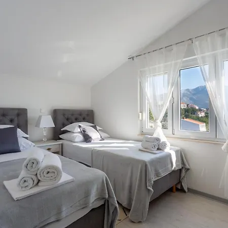 Melki For 12 People With Private Pool Villa