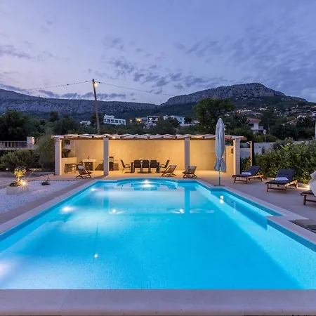 Villa Melki For 12 People With Private Pool