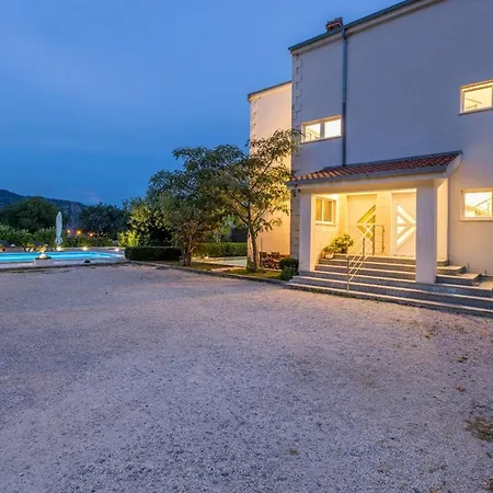 Melki For 12 People With Private Pool *